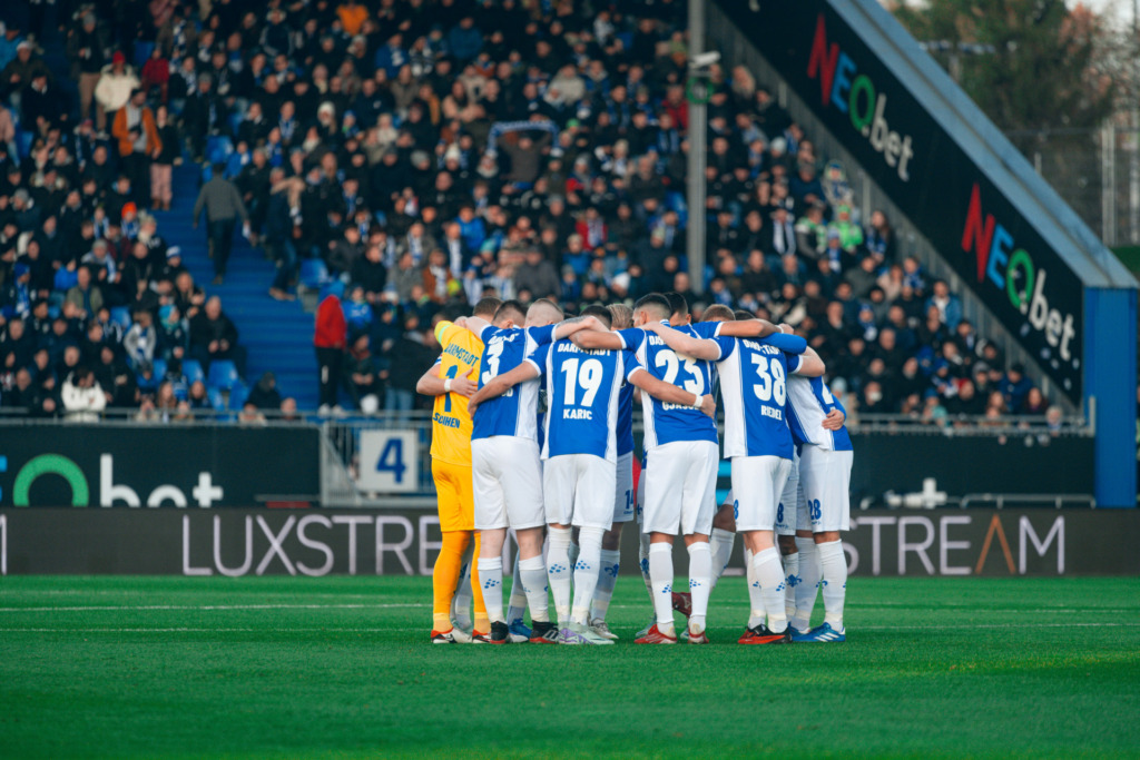 Spielerkreis vor dem Hinrunden-Duell mit dem VfL Wolfsburg