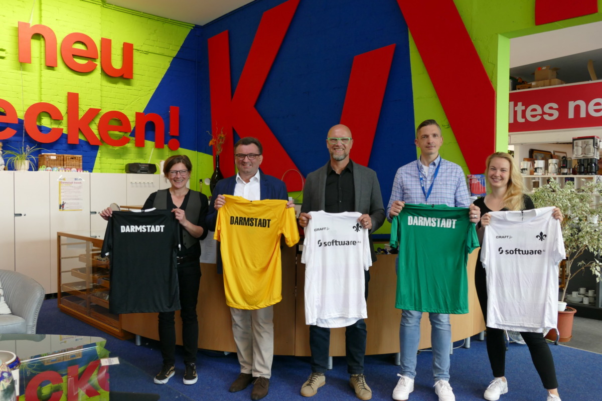 Im Fußballfieber: Lilien-Aufwärmshirts im KAGEL erhältlich