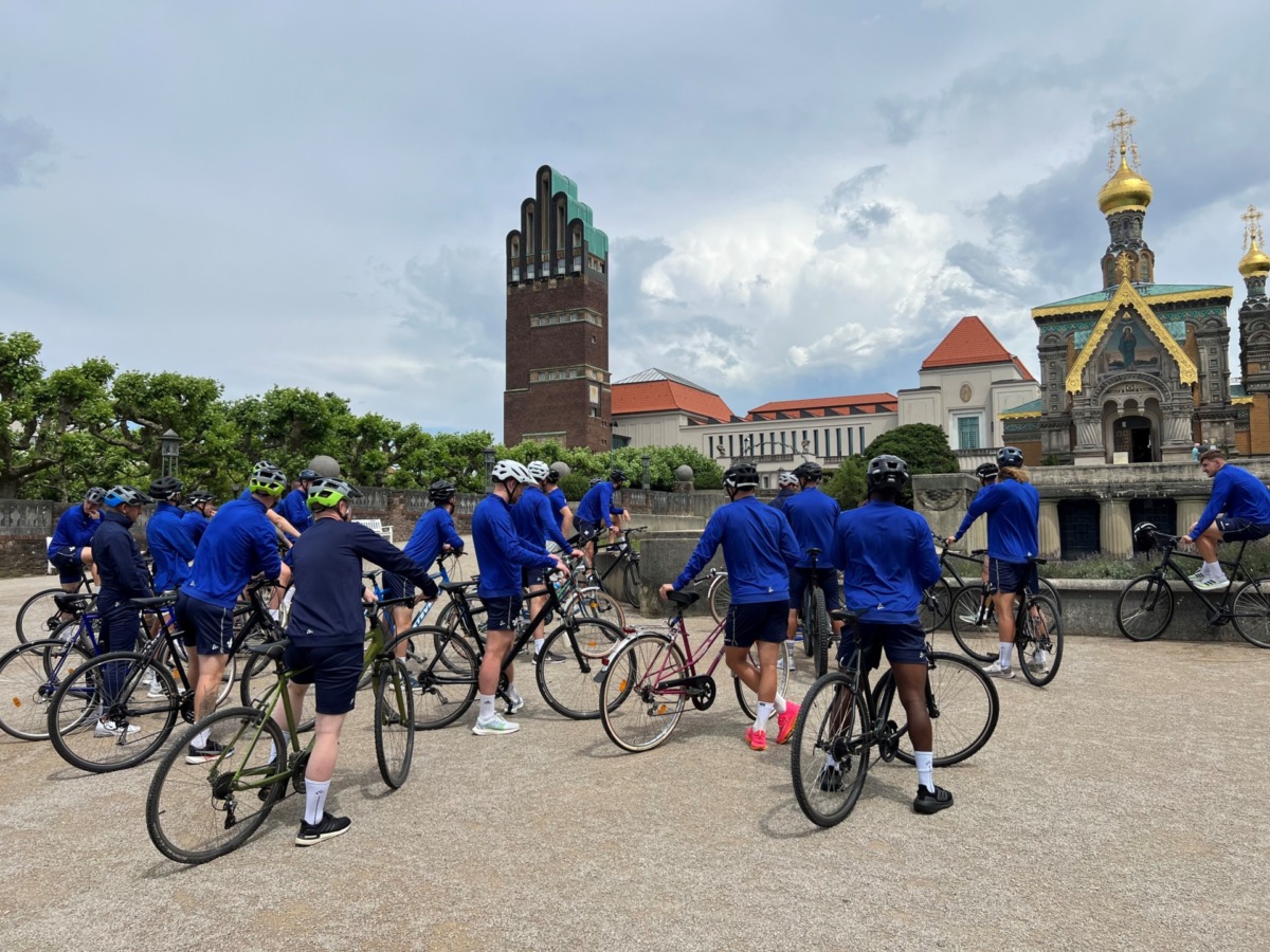 Bei Stadttour: Lilien erforschen Darmstadt und Lilien-Historie